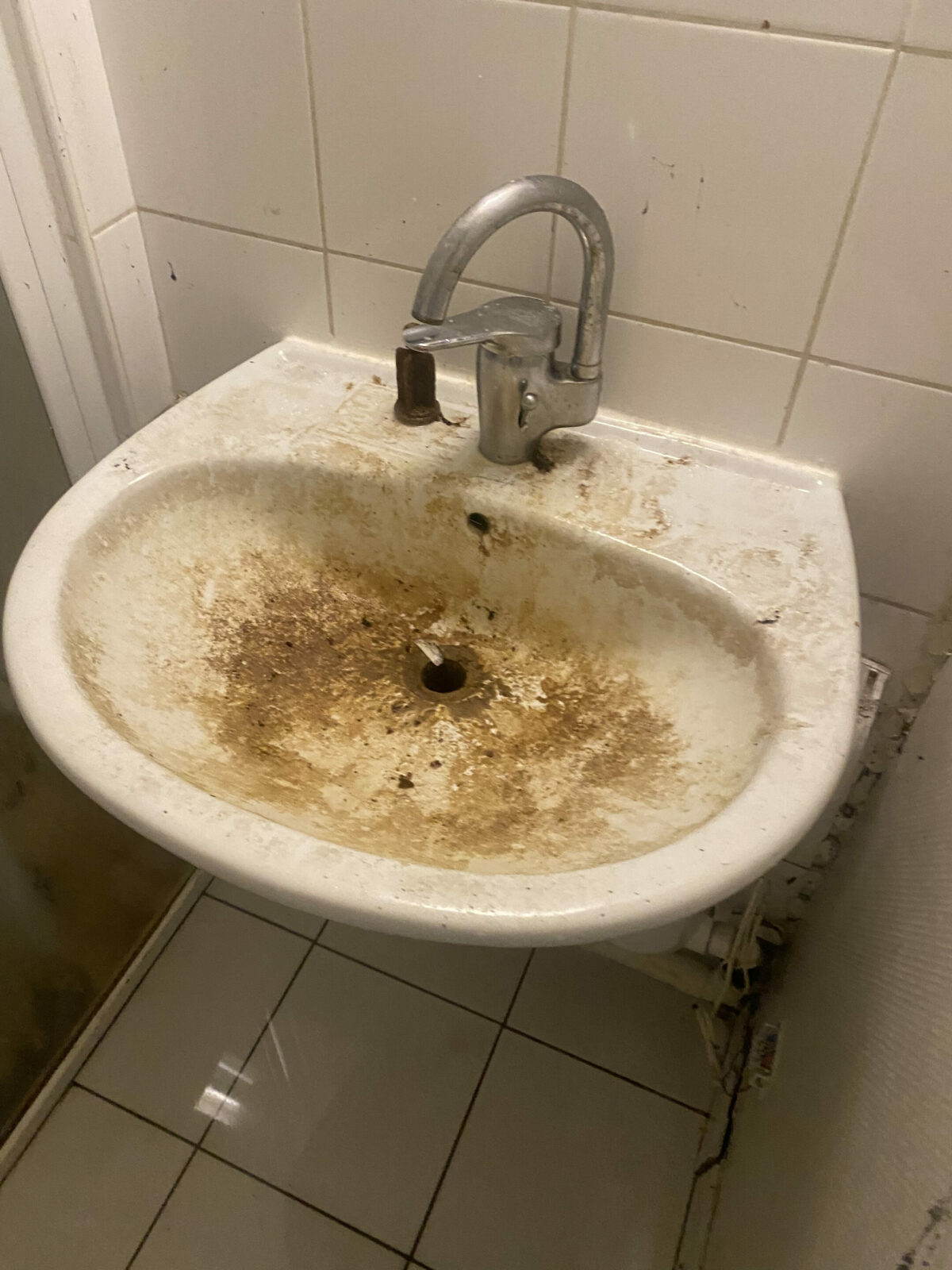 Logements insalubres Lavabo extrêmement sale avant nettoyage – logement insalubre